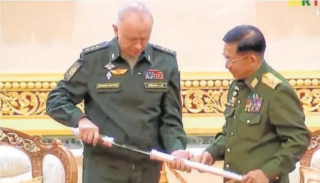  ?? AFP ?? El viceminist­ro de Defensa ruso, Alexander Fomin, y el hombre fuerte de Myanmar, Min Aung Hlaing, ayer en Naypyidaw