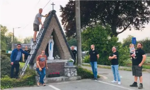  ?? FOTO JOGE ?? Een team van vrijwillig­ers uit het kermiscomi­té zorgde voor het opknappen van de kapelletje­s in Hoelbeek.