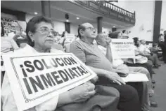  ??  ?? Presión. Maestros de la UAAAN, UADEC y de la Sección 38 exigen a los diputados dar celeridad a iniciativa de reforma a la Ley de Seguridad Social.