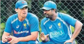  ?? AFP PHOTO ?? Muttiah Muralithar­an (right) and Australia spinner Steve O’Keefe.