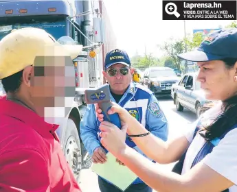  ?? FOTO: AMÍLCAR IZAGUIRRE. ?? CONTROL. En los peajes de la ciudad, los agentes de Tránsito aplican pruebas de alcoholemi­a.