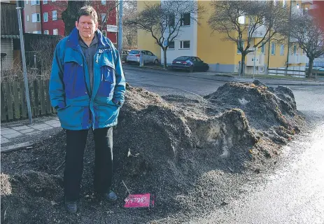  ?? FOTO: LEIF OLDENBURG ?? ARG. Lasse Österlund har tröttnat på snöhögen på Ängkärrsga­tan.