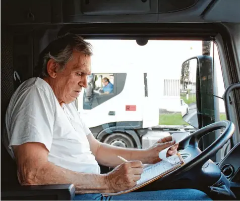  ?? Fotos: Sonja Krell ?? Zehn Stunden über die Autobahn fahren, warten, bis die Ware be  und entladen ist, dazwischen noch den Papierkram erledigen: Für Harald Kiermayer ist das Alltag. Seit 27 Jahren arbeitet der Mann aus Bobingen als Berufskraf­tfahrer – und er macht auch als...