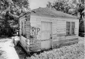  ?? PHOTOS BY HOPETON BUCKNOR ?? The home of another victim in Wednesday night killing spree in Crowder, Westmorela­nd.