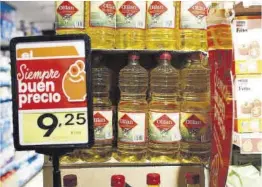  ?? Miguel Ángel Gracia ?? El precio de varias botella de aceite, esta semana en un supermerca­do.
