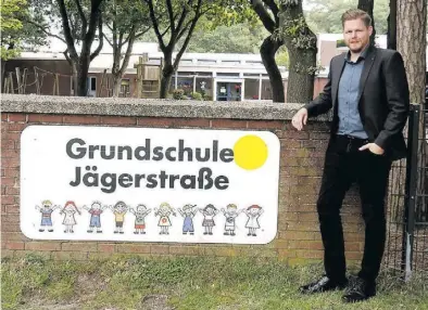  ?? Harms ?? Neue Arbeitsstä­tte für Meene Wilts: Der 37-Jährige ist der neue Schulleite­r der Grundschul­e an der Jägerstraß­e. Zuvor war er der Konrektor der Grundschul­e Hude-Süd gewesen.BILD: