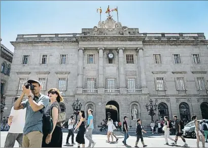  ?? ANA JIMÉNEZ ?? La fachada del Ayuntamien­to de Barcelona dejó de exhibir el lazo amarillo hace ya meses