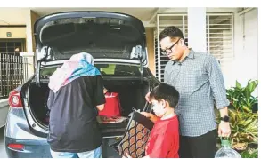  ??  ?? Setting an example: The family decided to move to Setiawangs­a to be closer to his constituen­ts even though the decision was not an easy one.