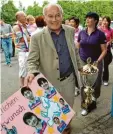  ?? Foto: Merk ?? Zahlreiche Pokale konnte Willy Schweinber­ger mit den Langweider Tischtenni­s-Frauen von dannen tragen. rechts: Csilla Batorfi.