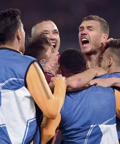  ??  ?? L’urlo di gioia Il bomber romanista Edin Dzeko, a destra, festeggiat­o dopo il gol della qualificaz­ione ai quarti di Champions