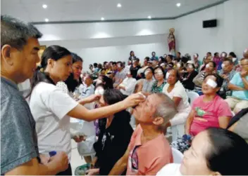  ?? CONTRIBUTE­D FOTO / ?? NEW SIGHT. Beneficiar­ies of the 5-day free cataract mission gather at the site for the removal of patches from the eyes.