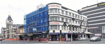  ?? PHOTO: PETER MCINTOSH ?? The new black Art Deco frontage of the Law Courts Hotel in Dunedin has upset reader Ivan Brenssell and prompted others to comment too.