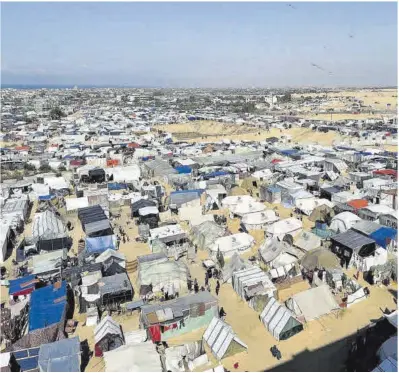  ?? Bassam Masoud / Reuters ?? Campamento de refugiados palestinos desplazado­s en Rafah, en el sur de la Franja de Gaza, ayer.
