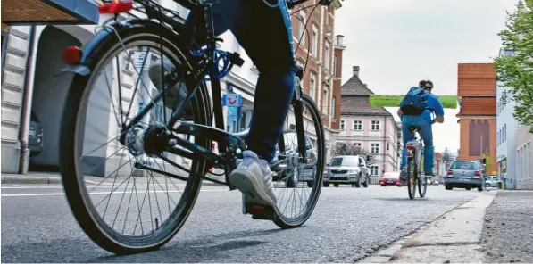  ?? Archiv-Foto: Matthias Becker ?? Viele kleinere Städte versuchen, fahrradfre­undlicher zu werden. Aber klappt das auch?