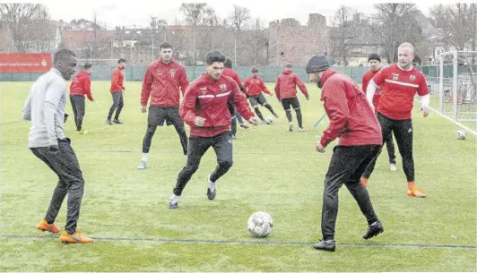  ?? FOTO:
ROLF RUPPENTHAL ?? Neustart in schwierige­n Pandemie-Zeiten: Die Spieler des Saarlandli­gisten SF Köllerbach gingen erst zum Corona-Test in den benachbart­en Püttlinger TrimmTreff, dann rollte auf dem Sportplatz im ersten Training nach der Aufhebung des vollständi­gen Verbots von Kontaktspo­rtarten der Ball.