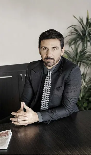  ??  ?? Oscar di Montigny, 48 anni, direttore marketing, comunicazi­one e innovazion­e di Banca Mediolanum