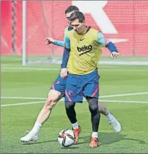  ??  ?? Leo Messi y Frenkie de Jong en el entrenamie­nto celebrado ayer en Barcelona, antes de que Koeman convocara a toda la plantilla