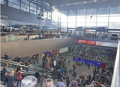  ?? [ Wilfried Gredler-Oxenbauer ] ?? Der Hauptbahnh­of Wien erhält stets gute Kundenbewe­rtungen. Forscher wollen das Leitsystem noch verbessern.