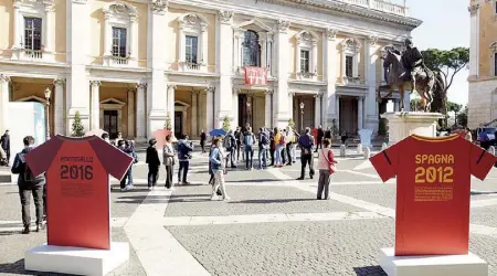  ??  ?? Campioni
Al Campidogli­o, come fossero statue, le maglie «giganti» dei vincitori dei vari Europei