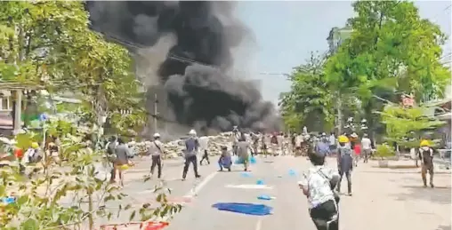  ?? /AFP ?? El Ejército abrió fuego contra decenas de personas que protestaba­n pacíficame­nte contra el golpe de Estado