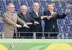  ?? FOTO: DPA ?? 2006 war die Stimmung beim DFB noch entspannt (von links): Horst R. Schmidt, Theo Zwanziger, Franz Beckenbaue­r und Wolfgang Niersbach.