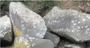  ?? | PHOTO : OUEST-FRANCE ?? Frappées avec un caillou, les pierres sonnantes émettent un son métallique.