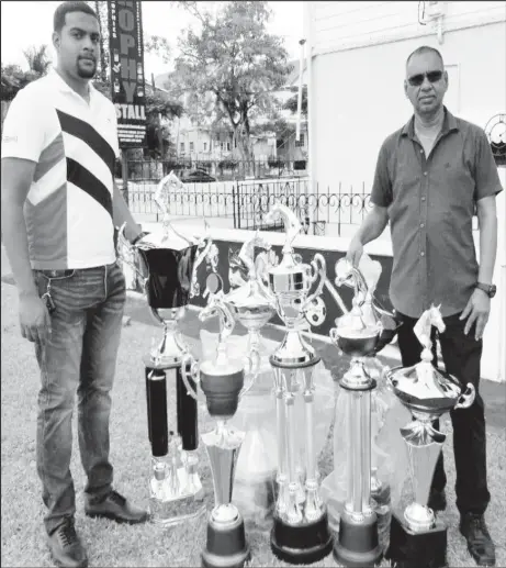  ??  ?? Nazrudeen Mohamed Jr and proprietor of the Trophy Stall, Ramesh Sunich.