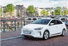  ??  ?? Die vorderen Plätze im ADAC Eco Test nahmen überwiegen­d Elektroaut­os ein. Der Hyundai Ioniq setzte sich an der Spitze durch.