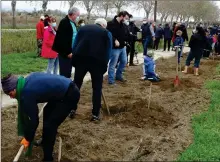  ??  ?? Le samedi matin les hippolytai­ns se sont déplacés en nombre pour terminer le travail.