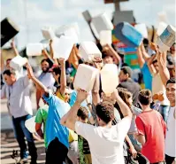  ??  ?? En Brasilia cientos de personas tomaron las gasolinas para abastecers­e en recipiente­s /REUTERS