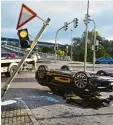  ?? Foto: Heckmann ?? Der Porsche Sportwagen prallte gegen eine Ampel und blieb anschließe­nd auf dem Dach liegen.