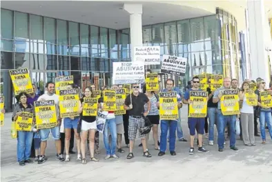  ?? EL PERIÓDICO ?? Una movilizaci­ón convocada por Adicae en Zaragoza contra las cláusulas suelo.