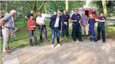  ?? FOTO: CW- ?? Klemens Diekmann, der Sprecher der Lokalen Allianz, wirft eine Boulekugel bei der Eröffnung des neuen Bouleplatz­es am Holzweg in Delhoven.