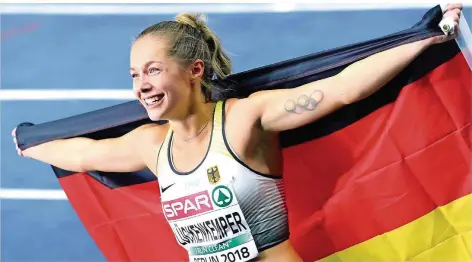  ?? FOTO: KAPPELER/DPA ?? Gina Lückenkemp­er genießt die Ehrenrunde im Berliner Olympiasta­dion nach ihrem EM-Silber über 100 Meter in vollen Zügen.