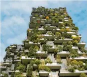  ?? Foto: Annette Reuther, dpa ?? Vorbildhaf­t, aber auch mit richtungwe­isenden Problemen: das Haus mit dem Namen „Bosco Verticale“, vertikaler Garten, des Architekte­n Stefano Boeri in Mailand. Wer hier lebt, lebt gesünder – und ist reich.