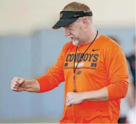  ?? TERRY, THE OKLAHOMAN] [PHOTO BY BRYAN ?? Glenn Spencer instructs his players during a Cowboy practice this season.