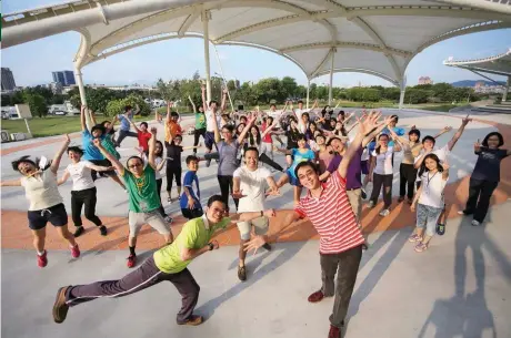  ?? 張智傑攝 ?? 兩岸四地華人青年翻轉­力大調查結果出爐，台灣青年是最勇於做夢­的年輕族群。