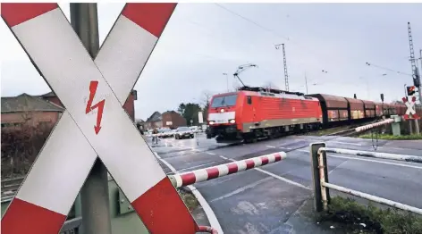 ?? FOTO: DPA ?? Ein Güterzug fährt auf der Betuwe-Linie über eine Bahnkreuzu­ng.