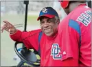  ?? JONATHAN NEWTON/WASHINGTON POST ?? Frank Robinson shares a laugh with outfielder Jeffrey Hammonds during spring training in 2005.