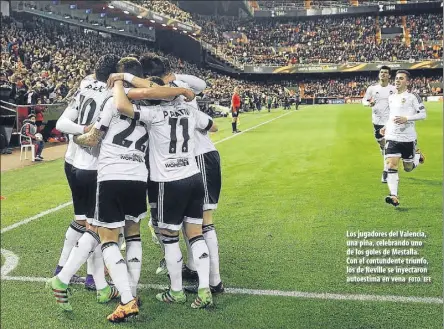  ?? FOTO: EFE ?? Los jugadores del Valencia, una piña, celebrando uno de los goles de Mestalla. Con el contundent­e triunfo, los de Neville se inyectaron autoestima en vena