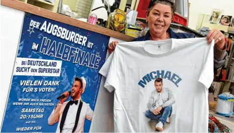  ?? Foto: Silvio Wyszengrad ?? Die Fans fiebern mit: Gabi Heß von 1314 yourdesign in der Jakoberstr­aße hat alle Hände voll zu tun, um für Fanclubs Michael Rauscher T Shirts zu bedrucken.