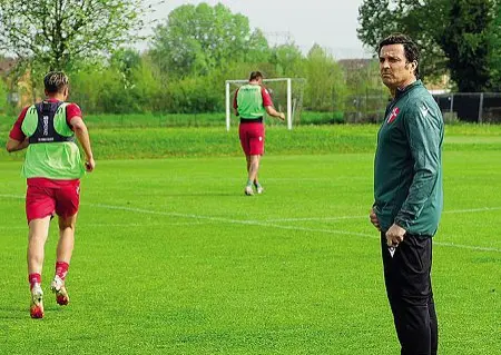  ?? ?? In campo
Il primo allenament­o di Oddo (foto BoggianCal­cio Padova). Nel tondo, Michele Serena