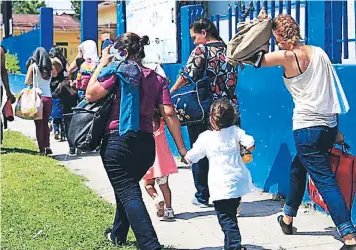  ?? FOTO: EL HERALDO ?? Hondureños deportados después de intentar ingresar de forma irregular a Estados Unidos. Muchos huyen en familia desde Honduras.