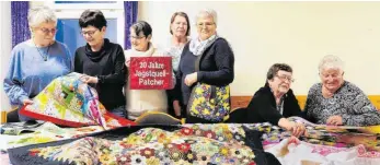  ?? FOTO: HAFI ?? Sie patchen und quilten mit Leib und Seele: Die Frauen der Jagsttalpa­tcher aus Walxheim. Von links: Eva Rinkleb (Leiterin), Andrea Grimmeisen, Emmi Bialek, Brunhilde Walter, Margret Hammele, Christa Steiner und Waltraud Körner.