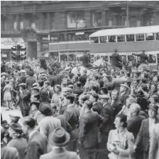  ??  ?? Bruce’s grandfathe­r George Taylor with Gene Autry in 1939, main picture, and above, crowds gather to welcome Gene