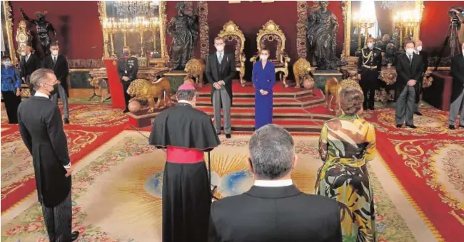  ?? POOL ?? Los Reyes escuchan al Nuncio de Su Santidad en la recepción al Cuerpo Diplomátic­o, celebrada ayer en el Palacio Real