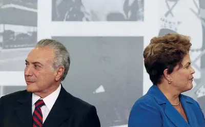  ??  ?? Divisi Dilma Rousseff, 68 anni, e Michel Temer, 75, in una foto del 2014 scattata al Palácio do Planalto, la sede della Presidenza a Brasilia (Reuters)