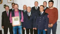  ?? Foto: Anhofer ?? Das Bild zeigt (von links) Bürgermeis­ter Edgar Ilg, Friedrich Bobinger, Ehrenmitgl­ied Ludwig Klein, Kreisbrand­meister Helmut Motzer, Gallus Seibold, Kommandant Markus Lump, neues Vorstandsm­itglied Markus Leix, neuer Vorsitzend­er des Kameradsch­aftsverein­s Martin Grüner, neues Vorstandsm­itglied Christian Ramp.