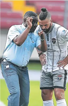  ??  ?? El entrenador colombiano Jair Palacios da indicacion­es a Daniel Blanco. Plaza Amador sueña con eliminar a Olimpia en esta serie.