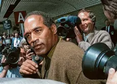  ?? Wally Santana/Associated Press 1996 ?? O.J. Simpson makes his way through a swarm of reporters upon arrival at New York’s John F. Kennedy Internatio­nal Airport the year after his murder trial.